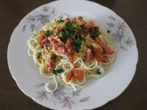 макароны с колбасой, сыром и томатной пастой
