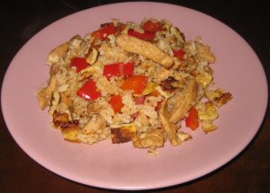 Жареный рис по-тайски с курицей