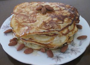 Творожные блины с бананом и яблоком