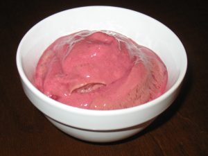 Мороженое из банана, вишни и кефира