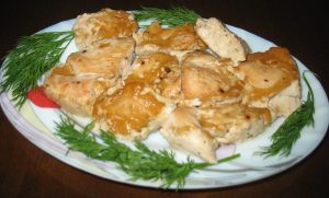 Куриное филе под сметанным соусом