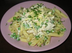 Паста с куриным филе и зеленым горошком