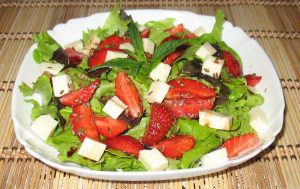 Салат из зелени, клубники и сыра