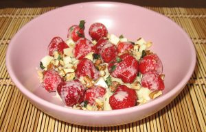 Салат из клубники, сыра и грецких орехов