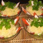 Торт из заварного крема со сметанной начинкой и фруктами