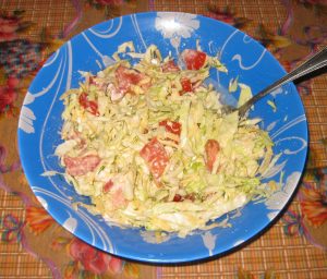 Салат с капустой и помидорами