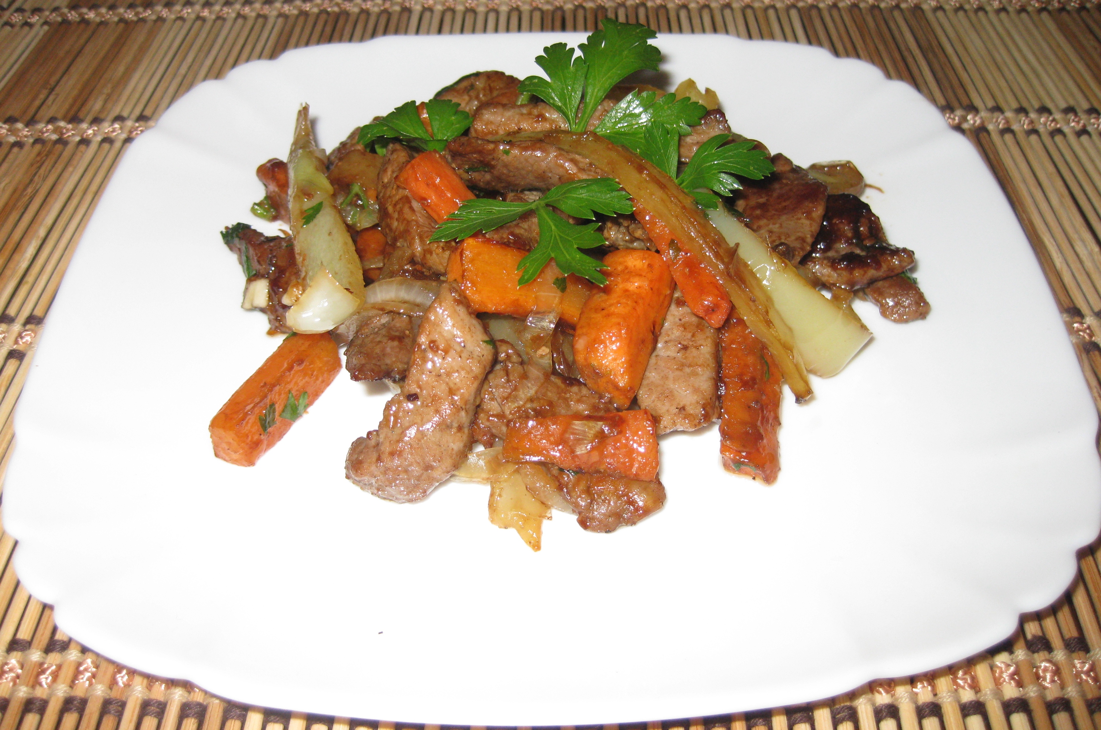 Глянцевая свинина с овощами