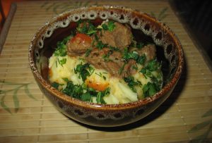 Говядина тушеная с помидорами