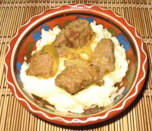 Говядина с имбирем, луком и яблоками