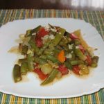 Омлет с зеленой фасолью и сметанно-чесночным соусом