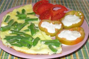 Омлет с зеленой стручковой фасолью и сметанно-чесночным соусом