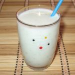 Омлет с зеленой фасолью и сметанно-чесночным соусом