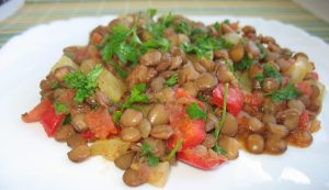 Чечевица с овощами (болгарский перец и помидор)