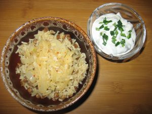 Рис с зеленой чечевицей и соусом из сметаны и соленого огурца