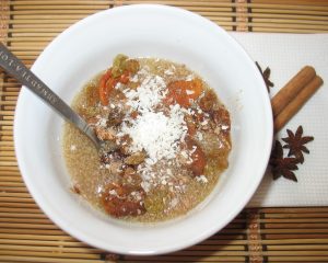 Каша из амаранта с сухофруктами, корицей и медом