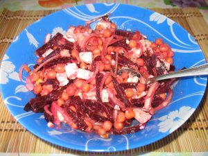 Салат из нута и свеклы