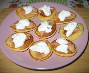 Рождественская закуска - оладьи с красной рыбой