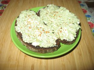 Бутерброды с авокадо и сыром фета