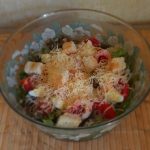 Летний салат с красной рыбой